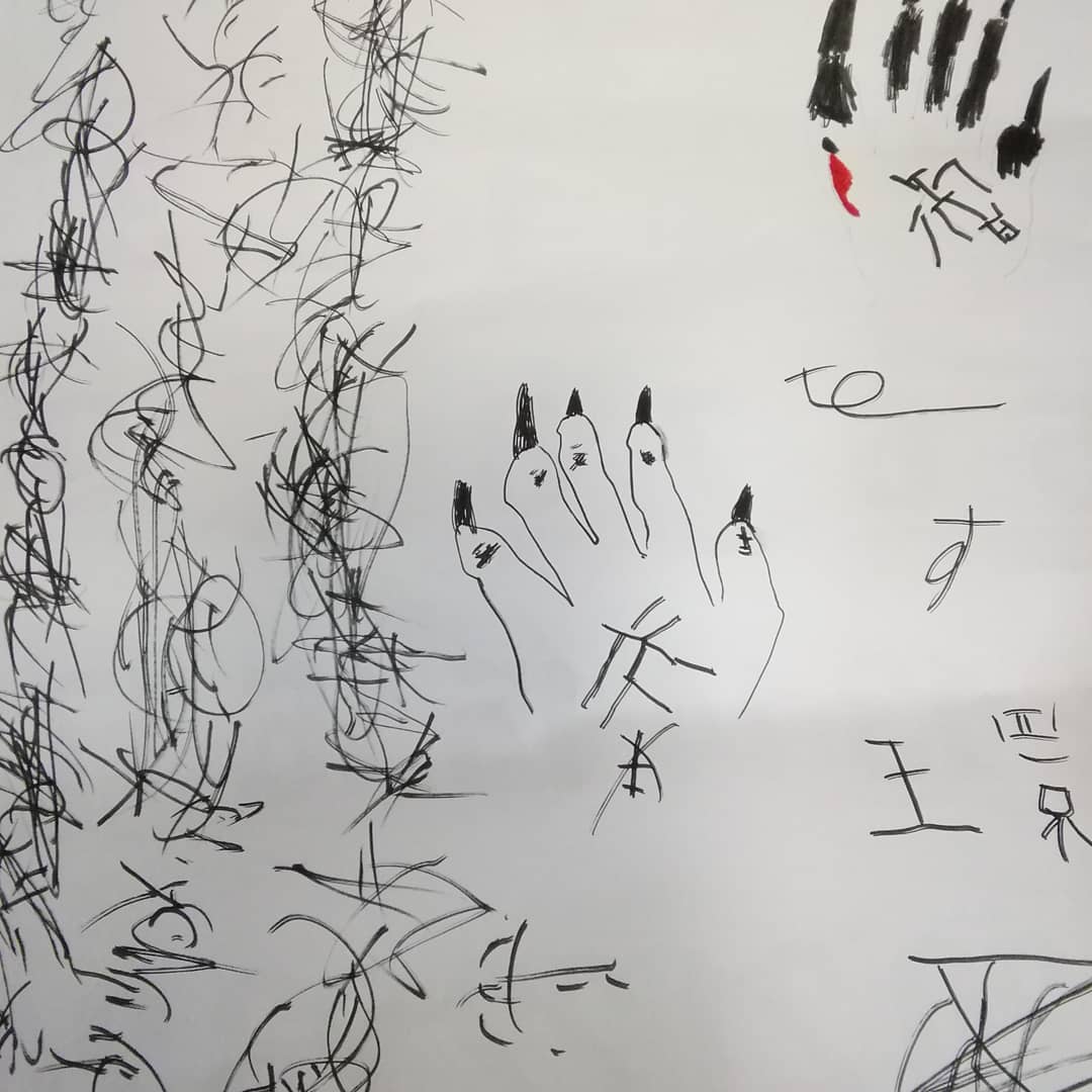 来月から一年生になる息子が、カレンダーの裏紙にマジックで落書きを始めました