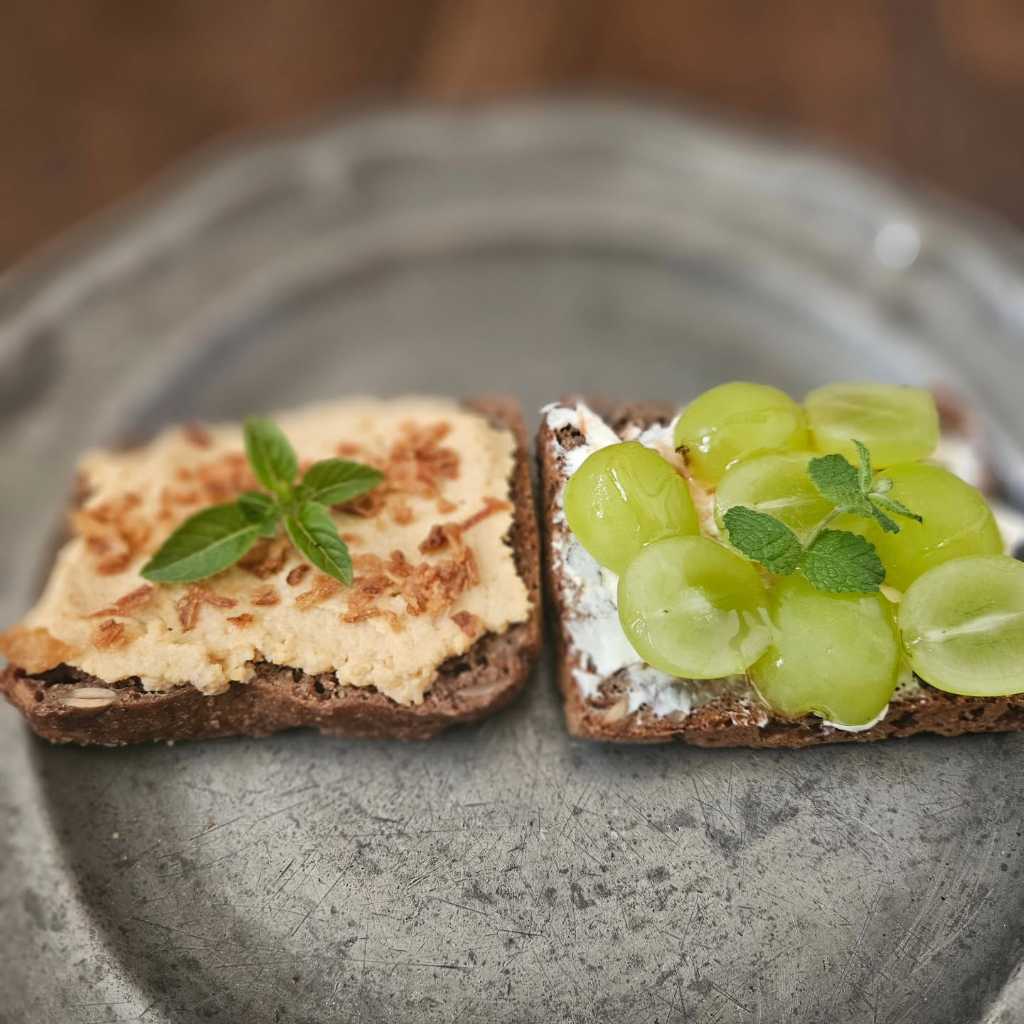 17時からオープンします！ロブロの食べ比べセットは左側お食事用自家製ひよこ豆のフムスにフライドオニオンホーリーバジル右側スイーツ用クリームチーズにシャインマスカットはちみつがけミント限定15食栗の渋皮煮のパンは今後もお出ししますが今日初お目見え！全粒粉生地に栗の渋皮煮、ゆずピール、アーモンドベーグルはクランベリーとブルーベリーのダブルベリーです