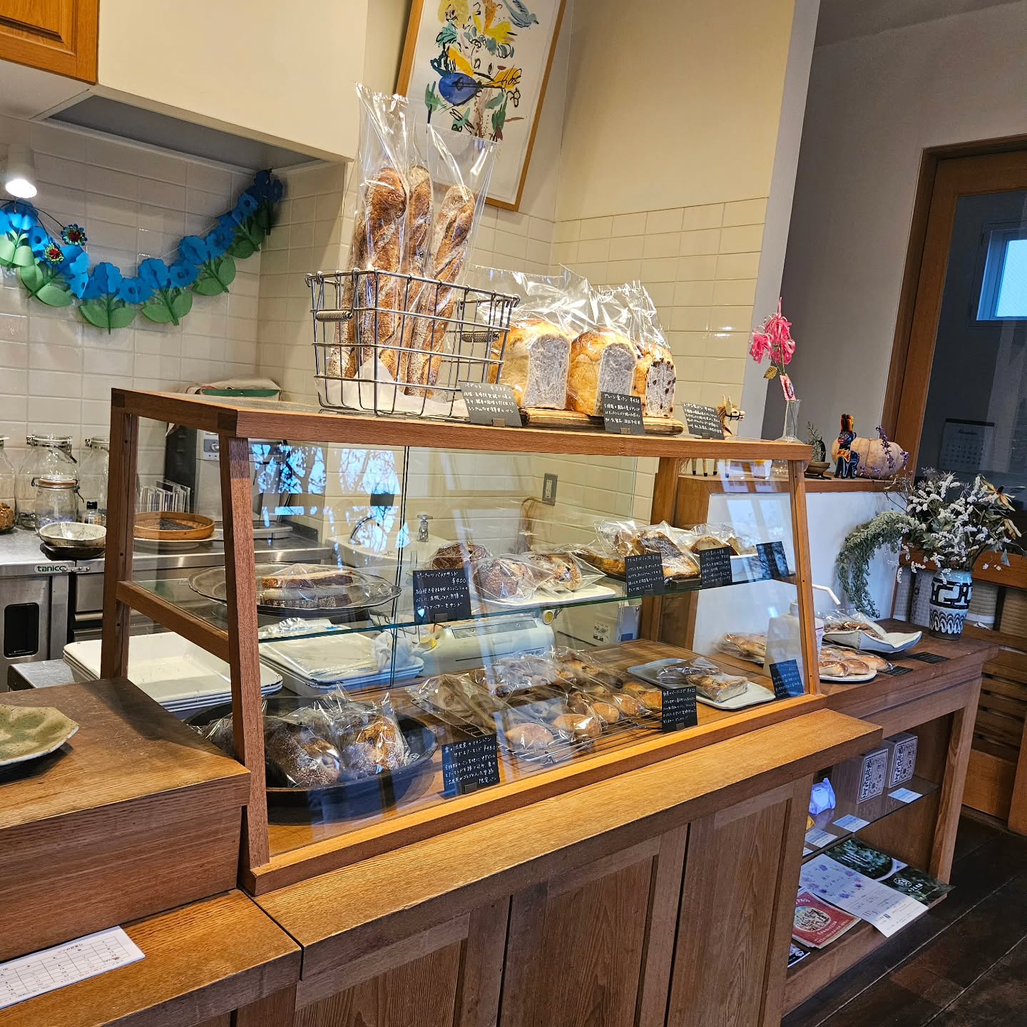 まだパンがありますので18時まで営業延長させていただきます！プレーン食パンレーズン食パンバゲット渋皮煮のマロンパンクリームチーズミックスレーズン食パンの豆乳フレンチトーストレモンクリームチーズパウンドケーキノンシュガーアップルパイピーナッツバナナサンドベーコンエピがございます