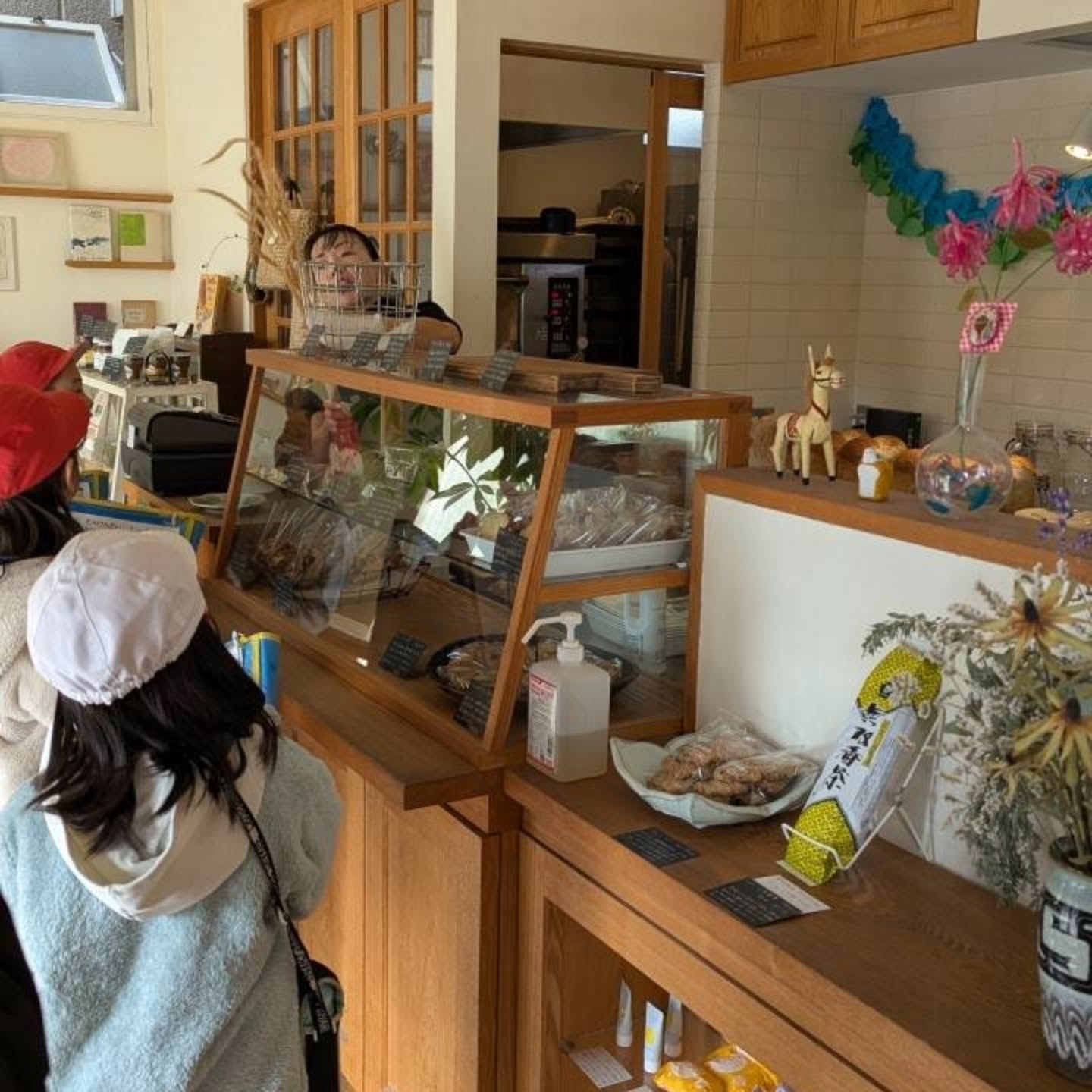 昨日の営業日は、娘が通う小学校の2年生のお子さん達が｢町たんけん｣と称してパン屋と畳屋に見学に来てくれました