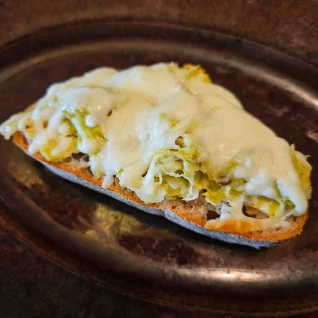 明日21日水曜日のメニューです。

プレーン食パン
レーズン食パン
ミニくるみ食パン
栃木産小麦の全粒粉食パン　水曜日限定
バゲット
クリームチーズミックス
いちじくくるみパン
いぐさあんぱん　水曜日限定
ピザトースト
石臼挽き全粒粉カンパーニュ
石臼挽きライ麦カンパーニュ
(ひまわりの種とかぼちゃの種入り)　水曜日限定

キャロットケーキ
レモンクリームチーズパウンドケーキ
グラノラクッキー
ピーナッツバターメープルクッキー

お取り置きは営業日当日の
13時以降お電話でのみ承ります。

前回は2月頃のご提供だったか
と思いますが
明日は
自家製ザワークラウトの
オープンサンドを販売します。
写真 1　

ザワークラウトとは
キャベツを乳酸発酵させた
ドイツの漬け物。
漬け物というと、え！？と
なりそうですが
塩とキャベツ(キャラウェイ)だけで
発酵したものでソーセージなどと
一緒に食べるそう。

うちでは
全粒粉カンパーニュに
バターを塗り
ザワークラウトと
モッツァレラチーズをのせ
軽く焼いてご提供します。

明日も気温が高くなりそうです。
さっぱりと酸味のある
ザワークラウトはぴったりかと
思いますよ～。

　　
#iipan #イイパン
#自家製ザワークラウト 
#自家製ザワークラウトのオープンサンド