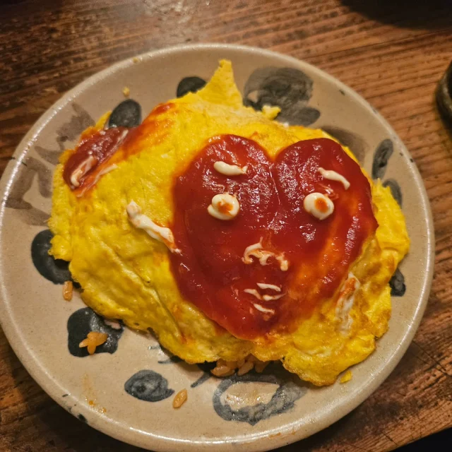 今日の夕飯は
娘が自分でオムライスを
作ったのですが
何と！！

オリジナル漫画のハートのキャラが出現！
白い部分はマヨネーズで
描いていました。
立体的になると
不気味さもプラスされ…

完成すると美味しそうに
食べていました。

#iipan #イイパン